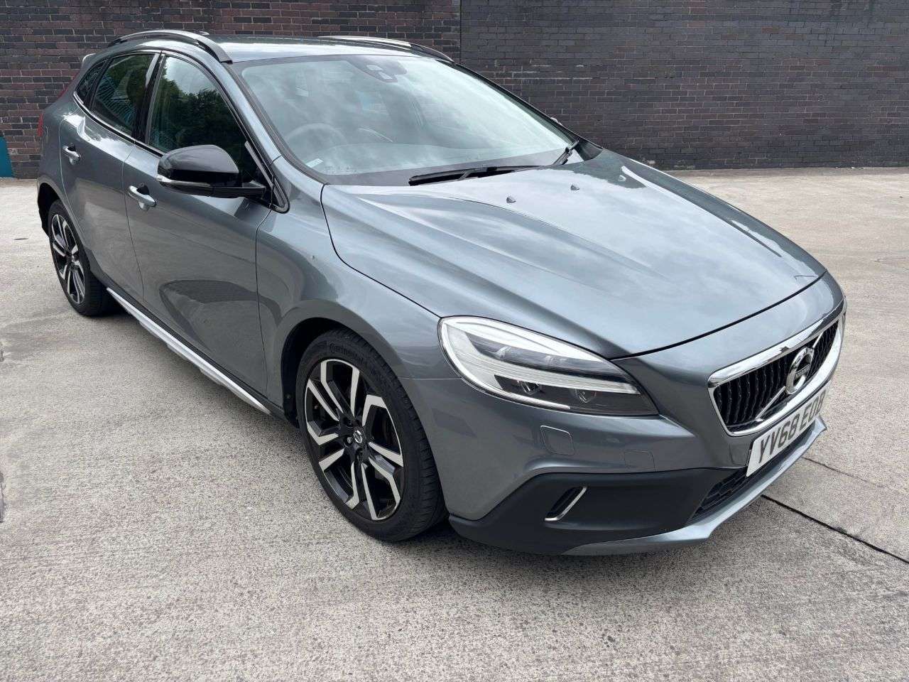 A 2019 VOLVO V40 CROSS COUNTRY 2.0 D3 Pro Hatchback 5dr Diesel Manual Euro 6 (s/s) (150 ps) A 2019 VOLVO V40 CROSS COUNTRY 2.0 D3 Pro Hatchback 5dr Diesel Manual Euro 6 (s/s) (150 ps)