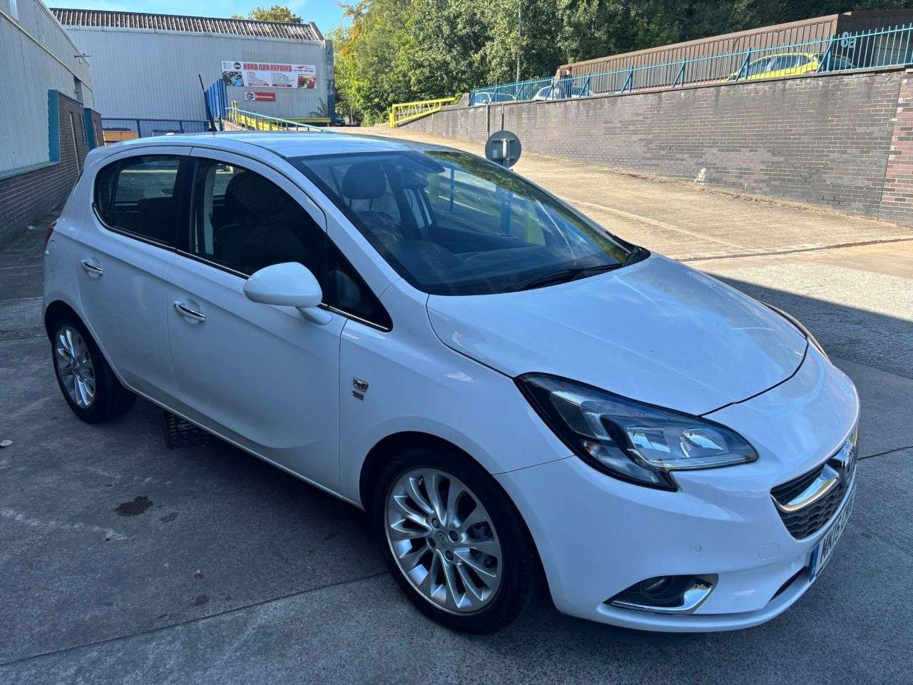 A 2015 VAUXHALL CORSA 1.4i SE Hatchback 5dr Petrol Auto Euro 6 (90 ps) A 2015 VAUXHALL CORSA 1.4i SE Hatchback 5dr Petrol Auto Euro 6 (90 ps)