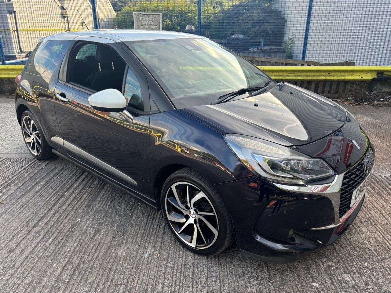 A 2016 DS AUTOMOBILES DS 3 1.2 PureTech Prestige Hatchback 3dr Petrol EAT6 Euro 6 (s/s) (110 ps) A 2016 DS AUTOMOBILES DS 3 1.2 PureTech Prestige Hatchback 3dr Petrol EAT6 Euro 6 (s/s) (110 ps)