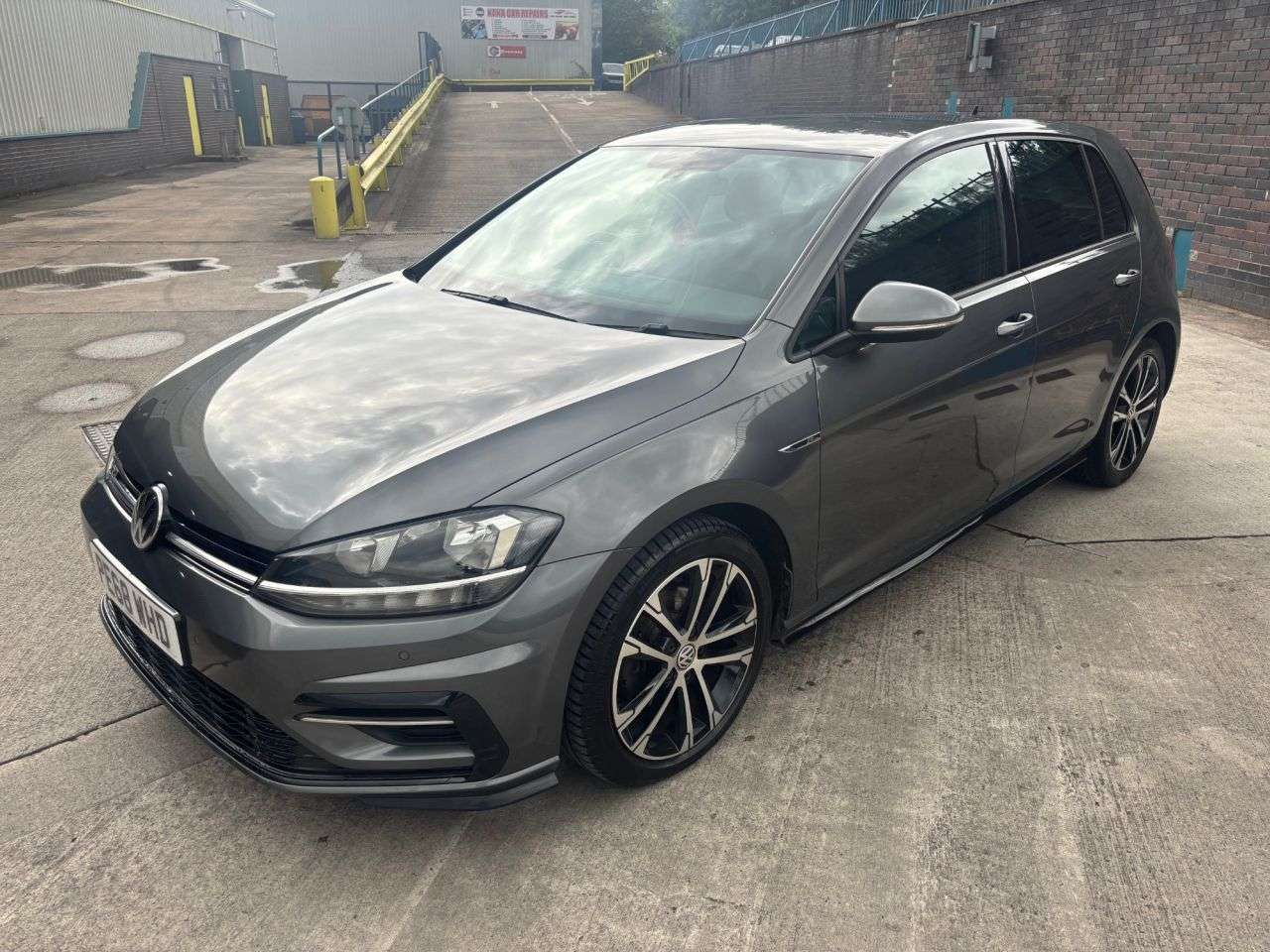 A 2018 VOLKSWAGEN GOLF 1.5 TSI EVO R-Line Hatchback 5dr Petrol Manual Euro 6 (s/s) (150 ps) A 2018 VOLKSWAGEN GOLF 1.5 TSI EVO R-Line Hatchback 5dr Petrol Manual Euro 6 (s/s) (150 ps)
