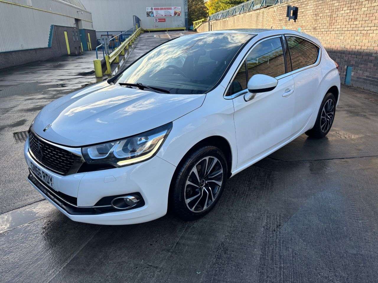 A 2016 DS AUTOMOBILES DS 4 1.6 BlueHDi Elegance Hatchback 5dr Diesel EAT6 Euro 6 (s/s) (120 ps) A 2016 DS AUTOMOBILES DS 4 1.6 BlueHDi Elegance Hatchback 5dr Diesel EAT6 Euro 6 (s/s) (120 ps)