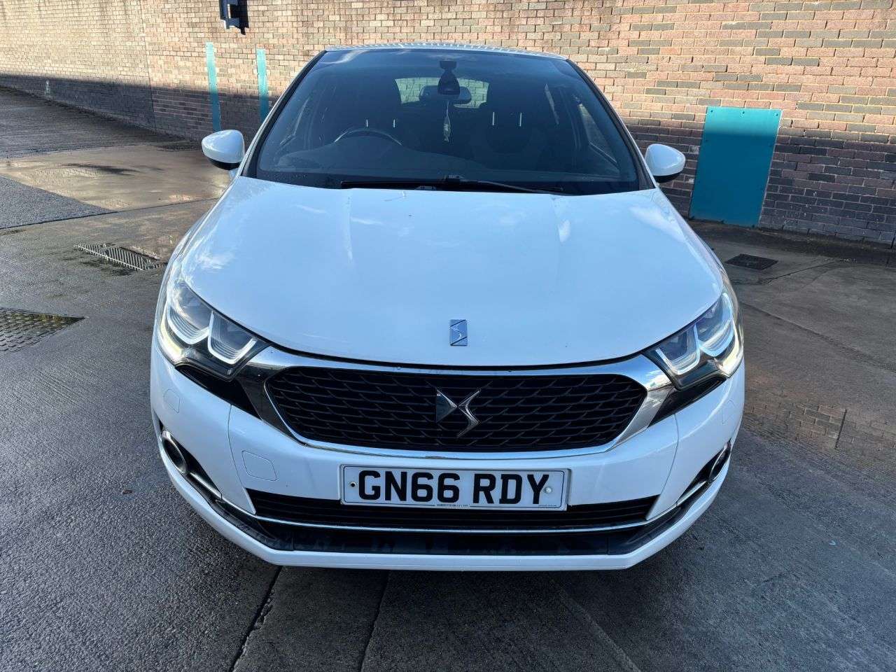 A 2016 DS AUTOMOBILES DS 4 1.6 BlueHDi Elegance Hatchback 5dr Diesel EAT6 Euro 6 (s/s) (120 ps) A 2016 DS AUTOMOBILES DS 4 1.6 BlueHDi Elegance Hatchback 5dr Diesel EAT6 Euro 6 (s/s) (120 ps)