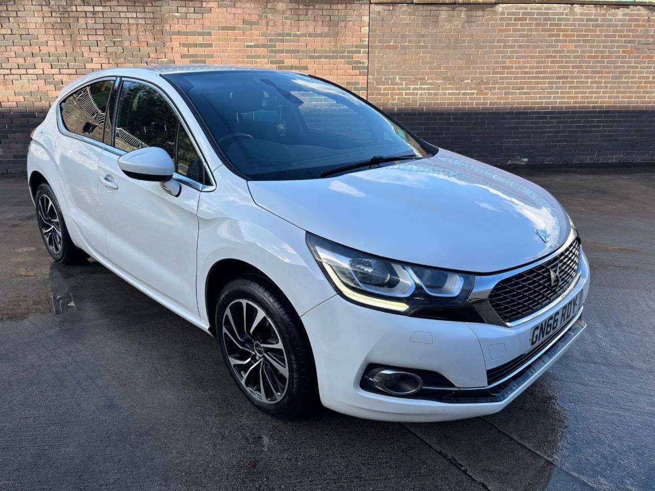 A 2016 DS AUTOMOBILES DS 4 1.6 BlueHDi Elegance Hatchback 5dr Diesel EAT6 Euro 6 (s/s) (120 ps) A 2016 DS AUTOMOBILES DS 4 1.6 BlueHDi Elegance Hatchback 5dr Diesel EAT6 Euro 6 (s/s) (120 ps)