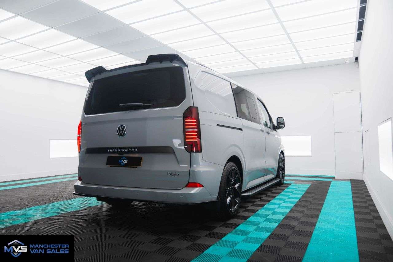 A 2026 VOLKSWAGEN TRANSPORTER 2.0 T32 SWB HALO X 4MOTION FACTORY KOMBI AUTO - STONE GREY A 2026 VOLKSWAGEN TRANSPORTER 2.0 T32 SWB HALO X 4MOTION FACTORY KOMBI AUTO - STONE GREY