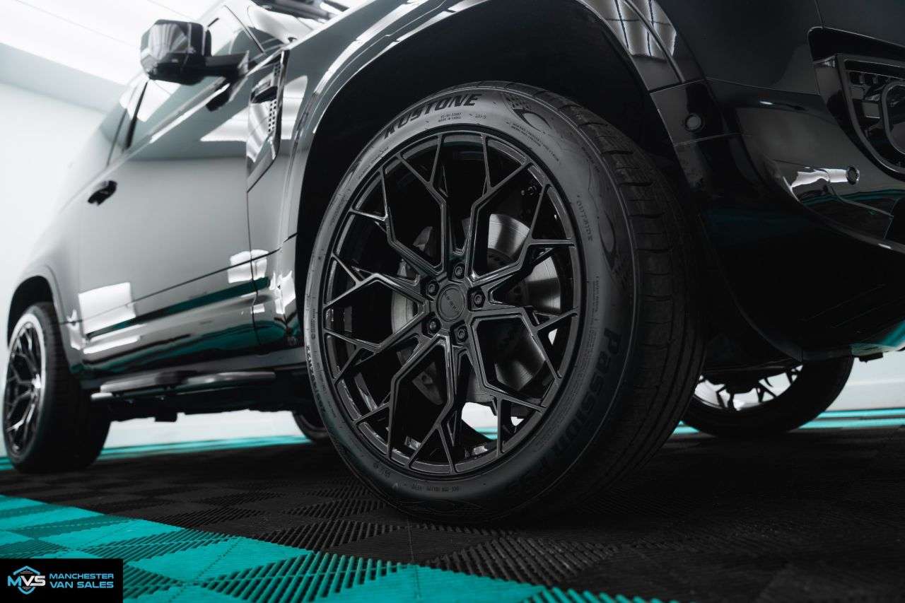 A 2025 LAND ROVER DEFENDER 90 3.0 D350 MHEV X-Dynamic HSE MCR BLACK EDITION - TOP SPEC X-DYNAMIC D350 A 2025 LAND ROVER DEFENDER 90 3.0 D350 MHEV X-Dynamic HSE MCR BLACK EDITION - TOP SPEC X-DYNAMIC D350