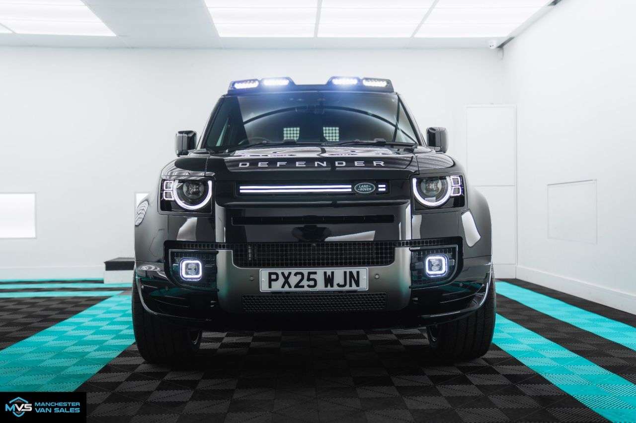 A 2025 LAND ROVER DEFENDER 90 3.0 D350 MHEV X-Dynamic HSE MCR BLACK EDITION - TOP SPEC X-DYNAMIC D350 A 2025 LAND ROVER DEFENDER 90 3.0 D350 MHEV X-Dynamic HSE MCR BLACK EDITION - TOP SPEC X-DYNAMIC D350