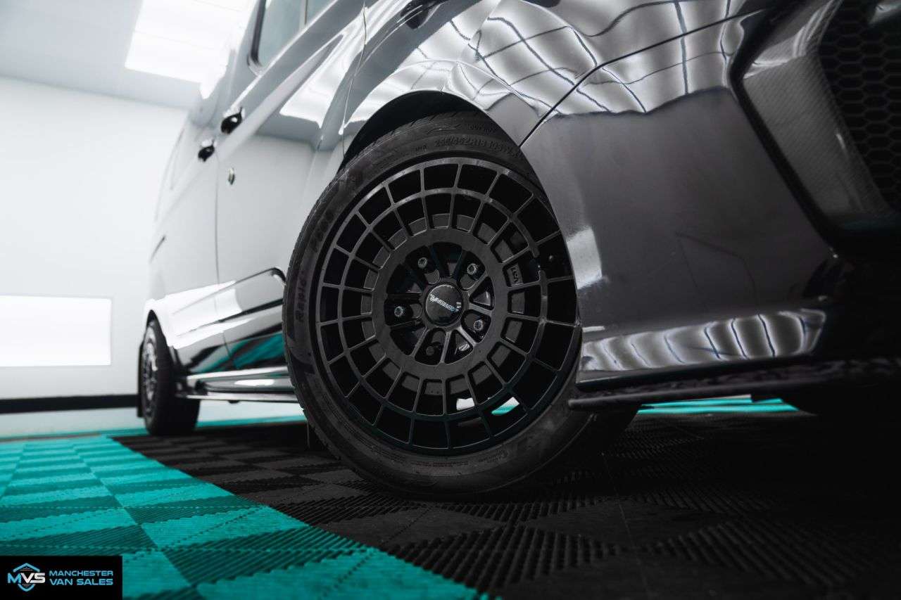 A 2023 FORD TRANSIT CUSTOM 2.0 320 SWB MOTION R CREW CAB 170BHP AUTO - LEATHER - CARBON WHEEL A 2023 FORD TRANSIT CUSTOM 2.0 320 SWB MOTION R CREW CAB 170BHP AUTO - LEATHER - CARBON WHEEL