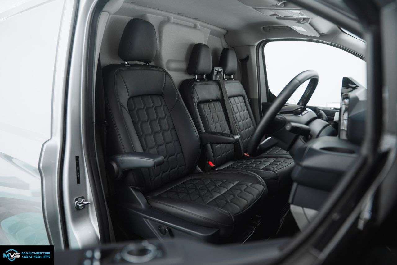 A 2025 FORD TRANSIT CUSTOM 2.0 320 LWB FACTORY SPORTS 170BHP AUTO - 20" ALLOYS A 2025 FORD TRANSIT CUSTOM 2.0 320 LWB FACTORY SPORTS 170BHP AUTO - 20" ALLOYS