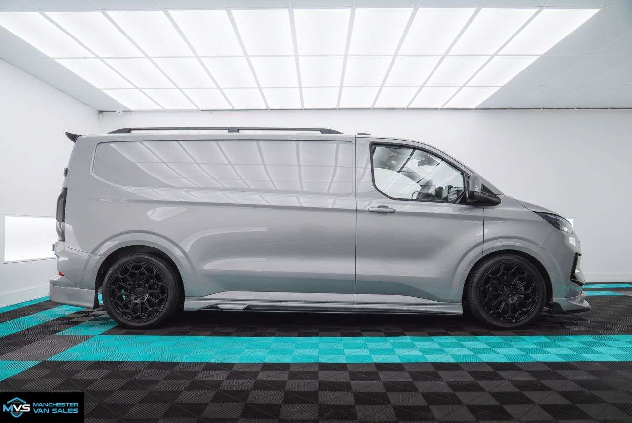 A 2025 FORD TRANSIT CUSTOM 2.0 320 LWB MCR SPORT EDITION 170BHP AUTO - GREY MATTER A 2025 FORD TRANSIT CUSTOM 2.0 320 LWB MCR SPORT EDITION 170BHP AUTO - GREY MATTER