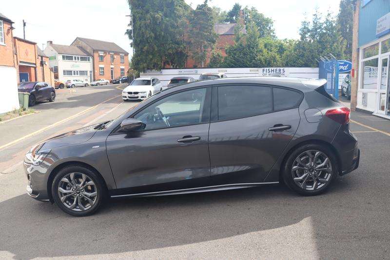 A 2022 FORD FOCUS 1.0T EcoBoost ST-Line Hatchback 5dr Petrol Manual Euro 6 (s/s) (125 ps) A 2022 FORD FOCUS 1.0T EcoBoost ST-Line Hatchback 5dr Petrol Manual Euro 6 (s/s) (125 ps)