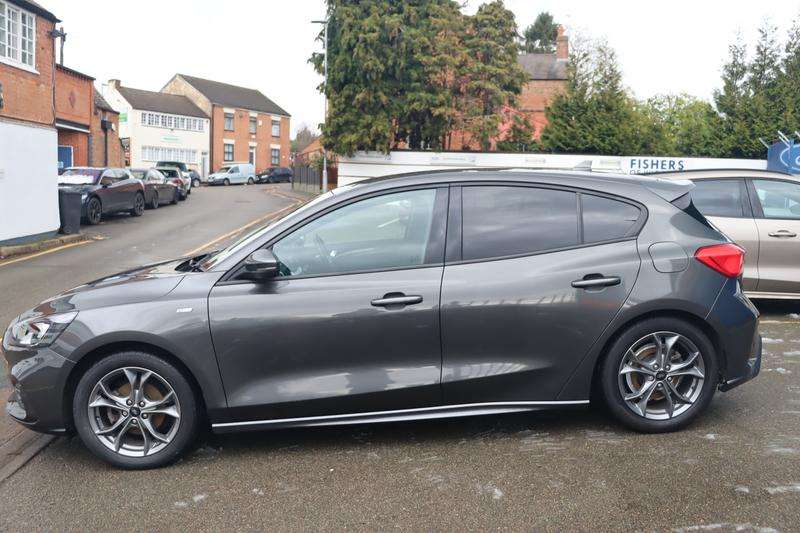A 2022 FORD FOCUS 1.0T EcoBoost MHEV ST-Line Edition Hatchback 5dr Petrol Manual Euro 6 (s/s) (155 ps) A 2022 FORD FOCUS 1.0T EcoBoost MHEV ST-Line Edition Hatchback 5dr Petrol Manual Euro 6 (s/s) (155 ps)