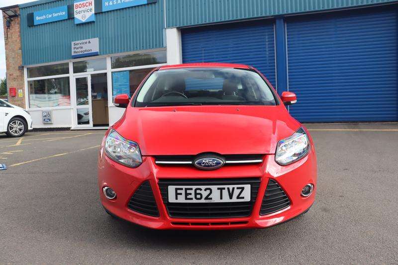 A 2012 FORD FOCUS 1.0T EcoBoost Zetec Hatchback 5dr Petrol Manual Euro 5 (s/s) (125 ps) A 2012 FORD FOCUS 1.0T EcoBoost Zetec Hatchback 5dr Petrol Manual Euro 5 (s/s) (125 ps)