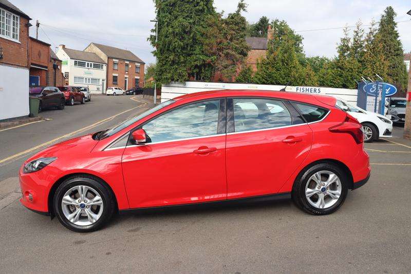 A 2012 FORD FOCUS 1.0T EcoBoost Zetec Hatchback 5dr Petrol Manual Euro 5 (s/s) (125 ps) A 2012 FORD FOCUS 1.0T EcoBoost Zetec Hatchback 5dr Petrol Manual Euro 5 (s/s) (125 ps)