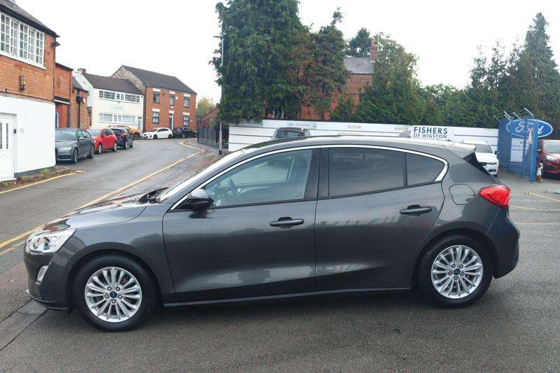 A 2019 FORD FOCUS 1.0T EcoBoost Titanium Hatchback 5dr Petrol Manual Euro 6 (s/s) (125 ps) A 2019 FORD FOCUS 1.0T EcoBoost Titanium Hatchback 5dr Petrol Manual Euro 6 (s/s) (125 ps)