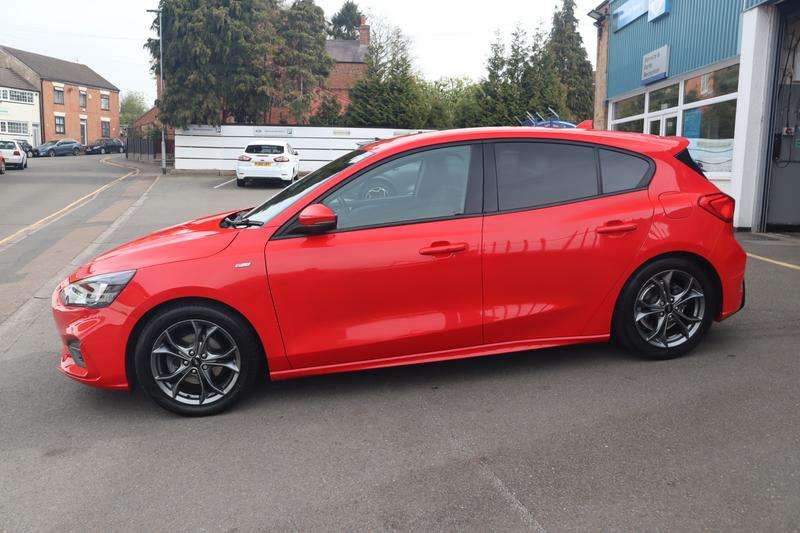 A 2019 FORD FOCUS 1.0T EcoBoost ST-Line Hatchback 5dr Petrol Auto Euro 6 (s/s) (125 ps) A 2019 FORD FOCUS 1.0T EcoBoost ST-Line Hatchback 5dr Petrol Auto Euro 6 (s/s) (125 ps)