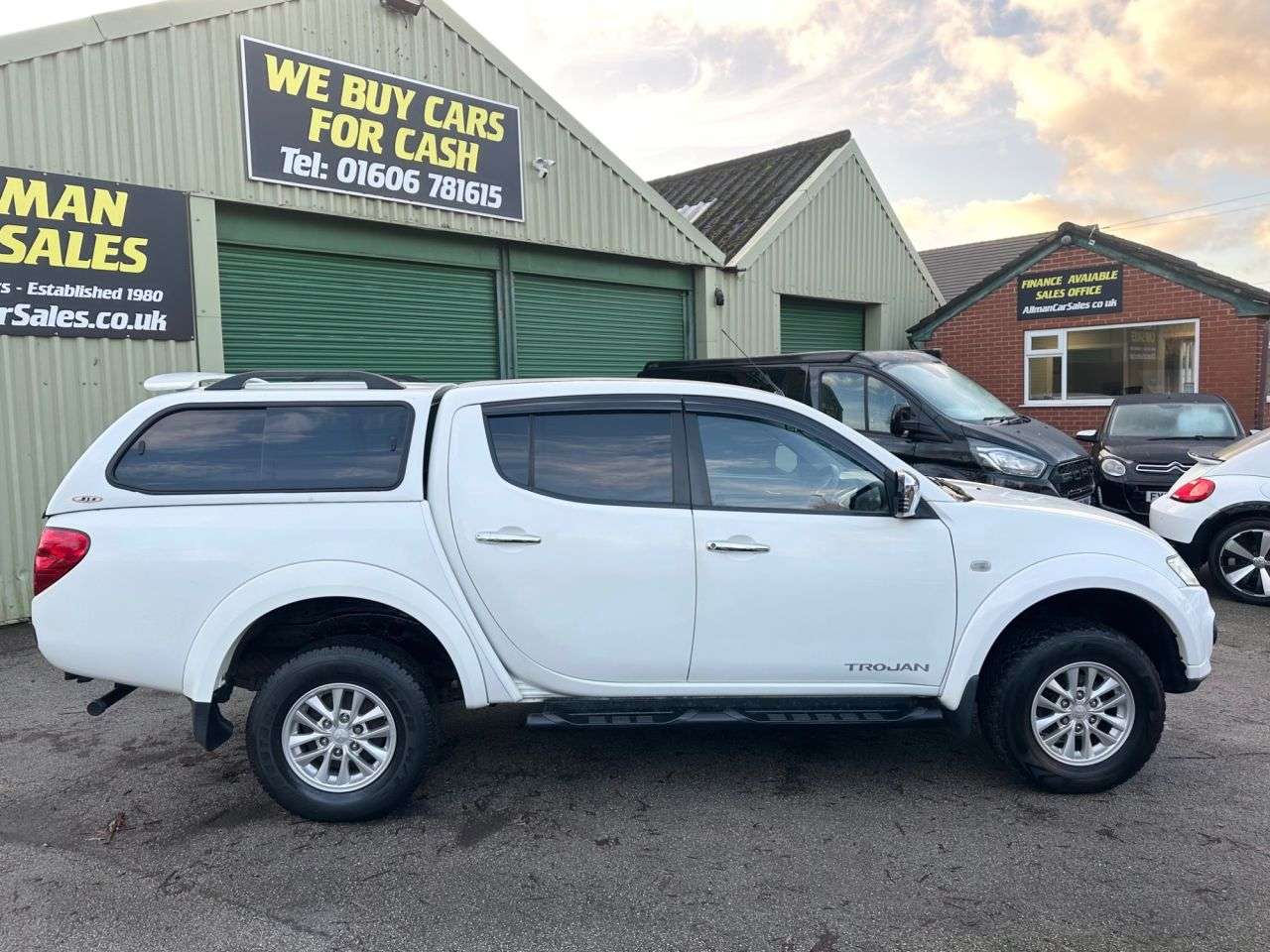 A 2014 MITSUBISHI L200 2.5 DI-D Trojan Pickup Double Cab 4dr Diesel Manual 4WD Euro 5 (175 ps) A 2014 MITSUBISHI L200 2.5 DI-D Trojan Pickup Double Cab 4dr Diesel Manual 4WD Euro 5 (175 ps)