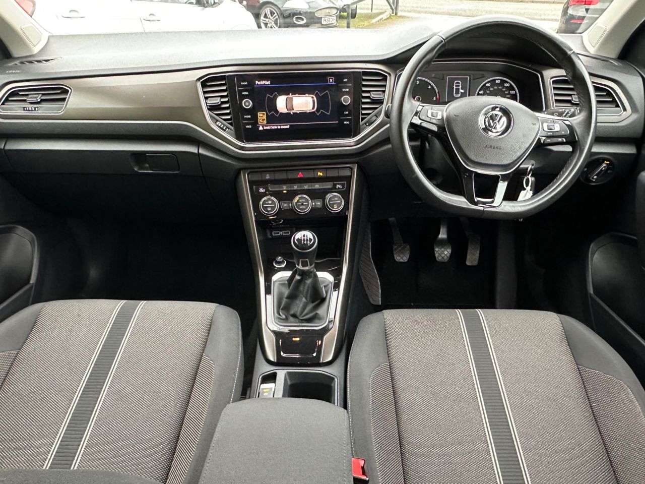 A 2019 VOLKSWAGEN T-ROC 1.6 TDI SE SUV 5dr Diesel Manual Euro 6 (s/s) (115 ps) A 2019 VOLKSWAGEN T-ROC 1.6 TDI SE SUV 5dr Diesel Manual Euro 6 (s/s) (115 ps)