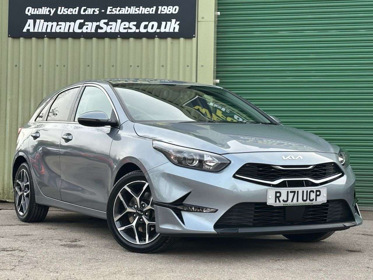 A 2022 KIA CEED 1.5 T-GDi 3 Hatchback 5dr Petrol Manual Euro 6 (s/s) (158 bhp) 2 OWNER FULL A 2022 KIA CEED 1.5 T-GDi 3 Hatchback 5dr Petrol Manual Euro 6 (s/s) (158 bhp) 2 OWNER FULL