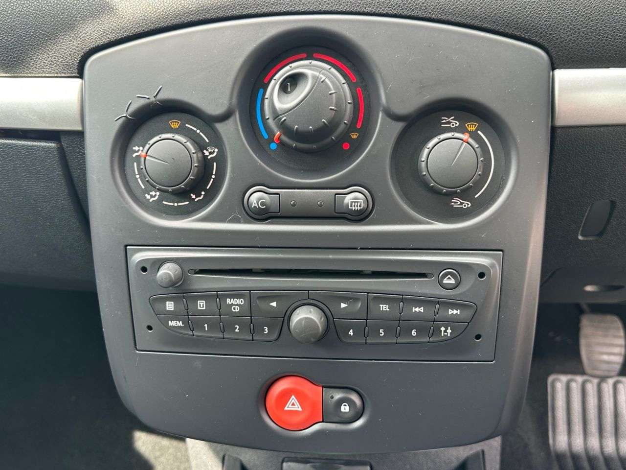 2011 RENAULT CLIO 2011 RENAULT CLIO