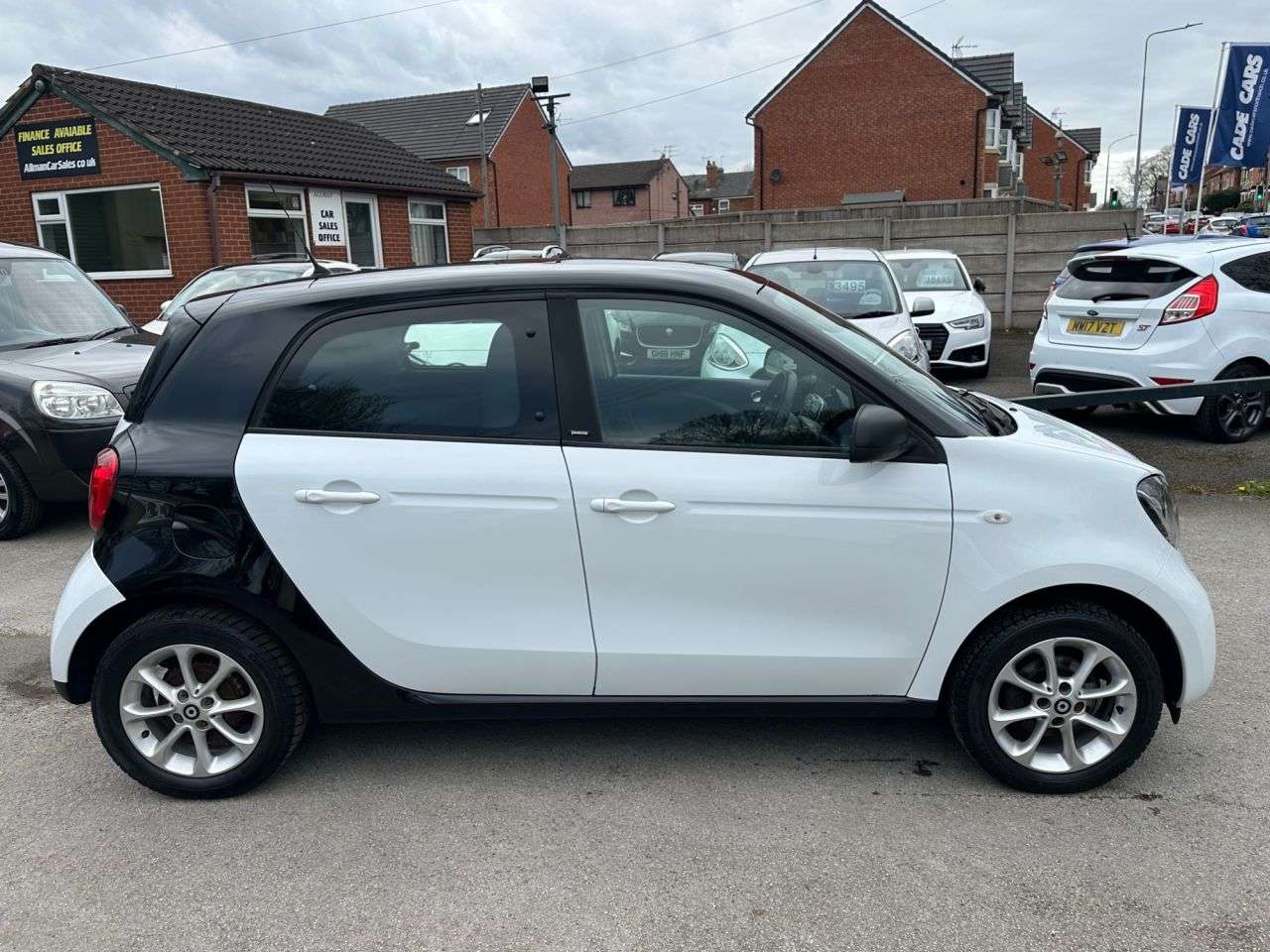 A 2017 SMART FORFOUR 1.0 Passion Hatchback 5dr Petrol Twinamic Euro 6 (s/s) (71 ps) LOW MILEAGE A 2017 SMART FORFOUR 1.0 Passion Hatchback 5dr Petrol Twinamic Euro 6 (s/s) (71 ps) LOW MILEAGE