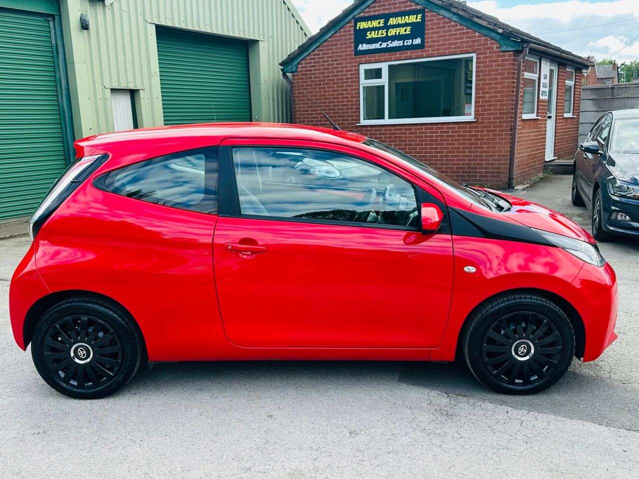 A 2017 TOYOTA AYGO 1.0 VVT-i x-play Hatchback 3dr Petrol Manual Euro 6 (68 ps) A 2017 TOYOTA AYGO 1.0 VVT-i x-play Hatchback 3dr Petrol Manual Euro 6 (68 ps)