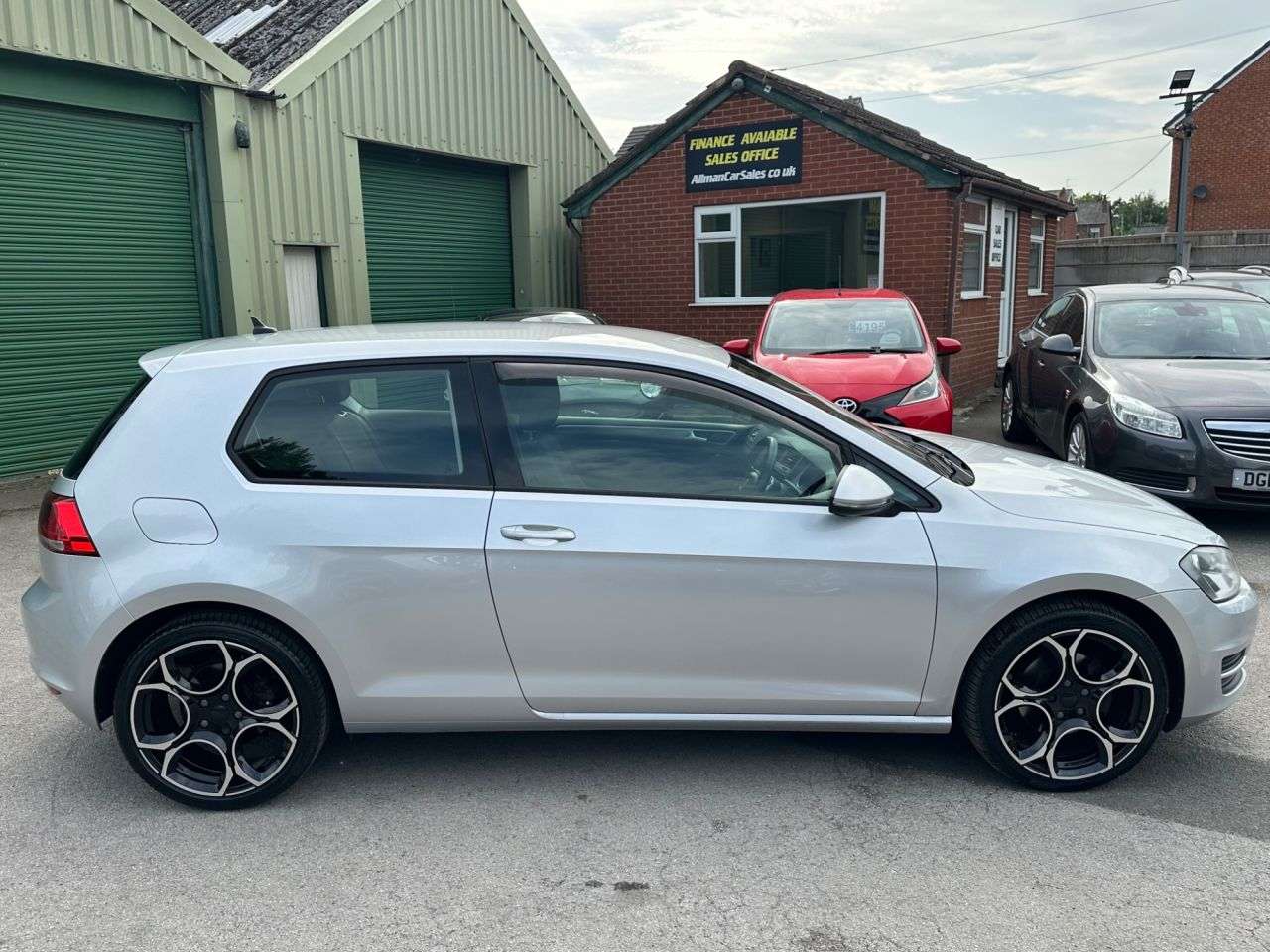 A 2014 VOLKSWAGEN GOLF 1.4 TSI BlueMotion Tech SE Hatchback 3dr Petrol Manual Euro 5 (s/s) (122 ps A 2014 VOLKSWAGEN GOLF 1.4 TSI BlueMotion Tech SE Hatchback 3dr Petrol Manual Euro 5 (s/s) (122 ps