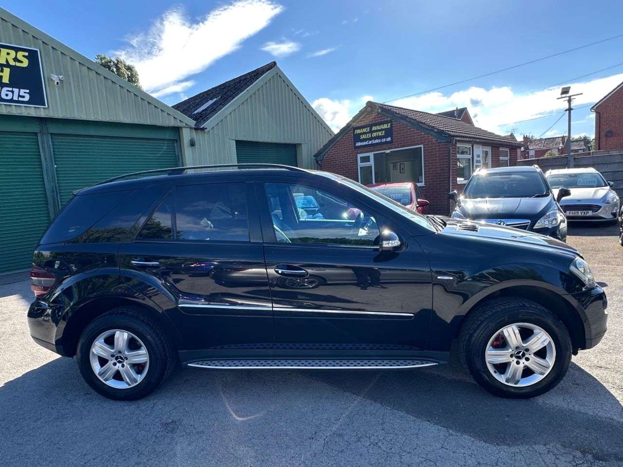 A 2009 MERCEDES-BENZ M-CLASS 3.0 ML320 CDI Edition 10 SUV 5dr Diesel 7G-Tronic (254 g/km, 221 bhp) SERVI A 2009 MERCEDES-BENZ M-CLASS 3.0 ML320 CDI Edition 10 SUV 5dr Diesel 7G-Tronic (254 g/km, 221 bhp) SERVI