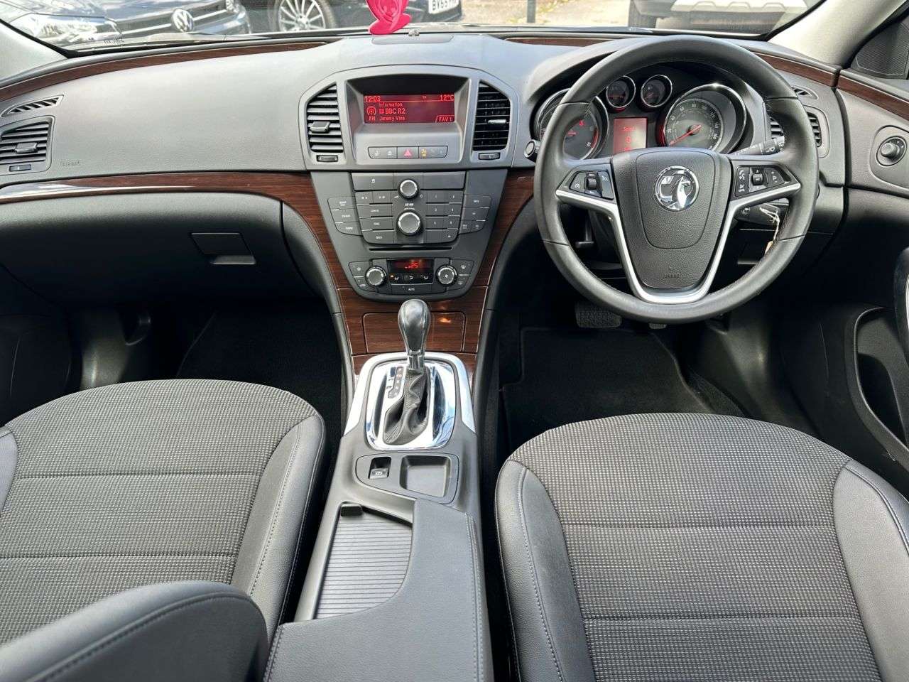 A 2010 VAUXHALL INSIGNIA 2.0 CDTi SE Hatchback 5dr Diesel Auto Euro 5 (130 ps) A 2010 VAUXHALL INSIGNIA 2.0 CDTi SE Hatchback 5dr Diesel Auto Euro 5 (130 ps)