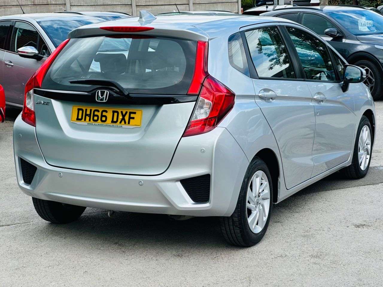 A 2017 HONDA JAZZ 1.3 i-VTEC SE Hatchback 5dr Petrol Manual Euro 6 (s/s) (102 ps) A 2017 HONDA JAZZ 1.3 i-VTEC SE Hatchback 5dr Petrol Manual Euro 6 (s/s) (102 ps)