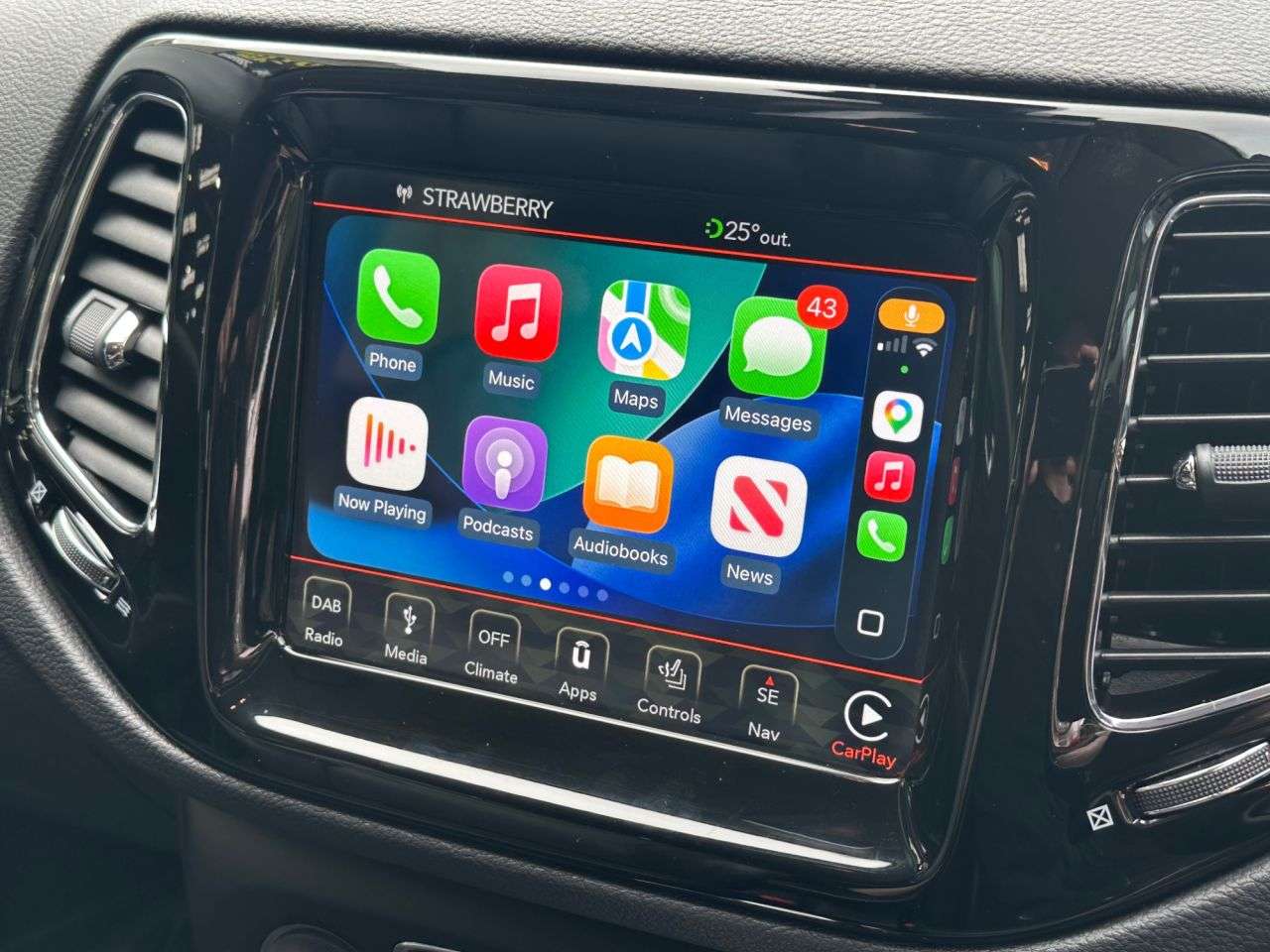 A 2019 JEEP COMPASS 1.4T MultiAirII Limited SUV 5dr Petrol Auto 4WD Euro 6 (s/s) (170 ps) A 2019 JEEP COMPASS 1.4T MultiAirII Limited SUV 5dr Petrol Auto 4WD Euro 6 (s/s) (170 ps)