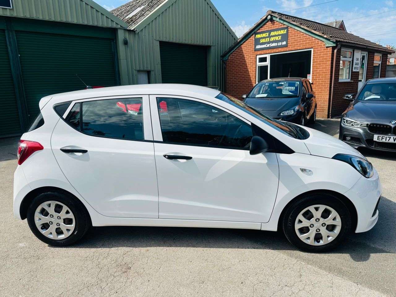 A 2015 HYUNDAI I10 1.0 S Hatchback 5dr Petrol Manual Euro 5 (66 ps) A 2015 HYUNDAI I10 1.0 S Hatchback 5dr Petrol Manual Euro 5 (66 ps)