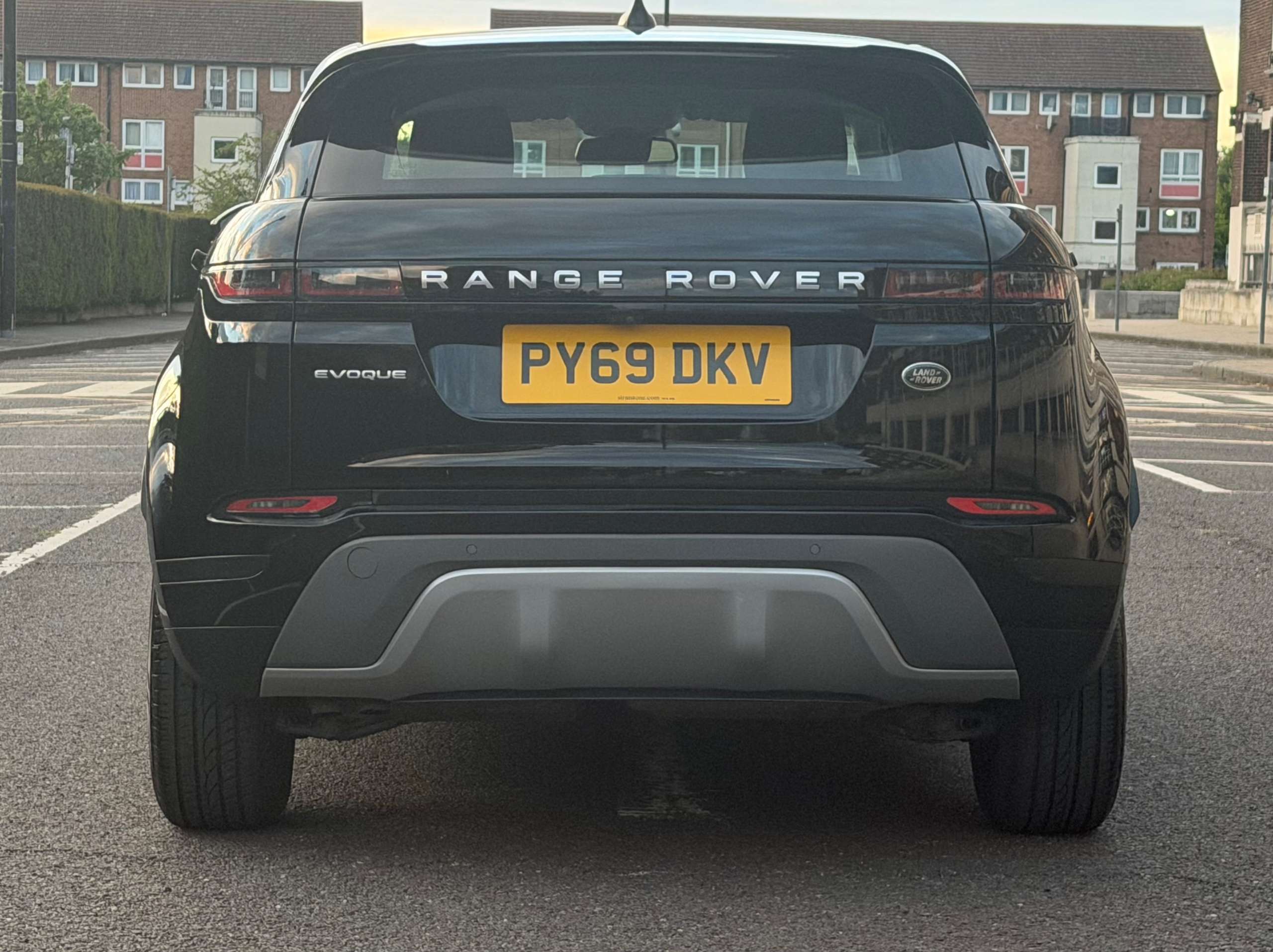 A 2019 LAND ROVER RANGE ROVER EVOQUE 2.0 D180 SUV 5dr Diesel Auto 4WD Euro 6 (s/s) (180 ps) A 2019 LAND ROVER RANGE ROVER EVOQUE 2.0 D180 SUV 5dr Diesel Auto 4WD Euro 6 (s/s) (180 ps)