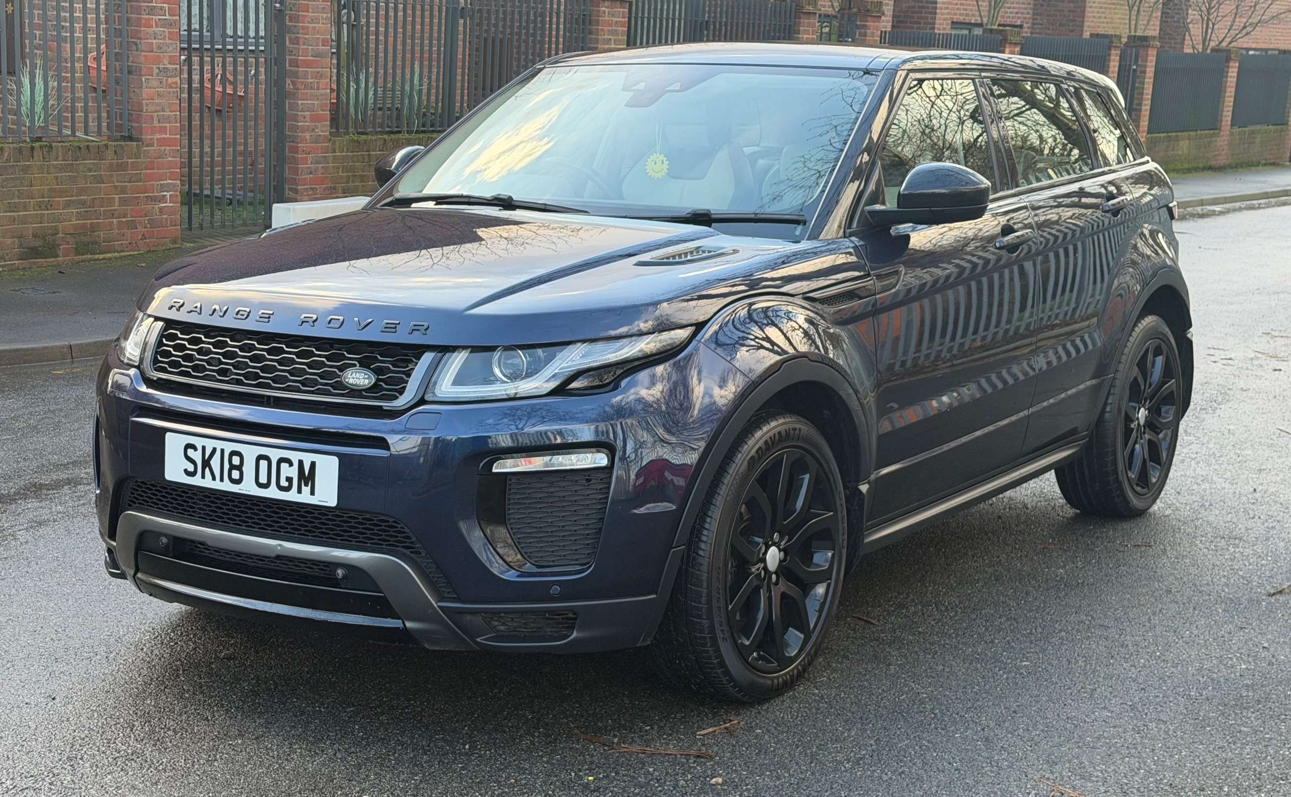 A 2018 LAND ROVER RANGE ROVER EVOQUE 2.0 TD4 HSE Dynamic SUV 5dr Diesel Auto 4WD Euro 6 (s/s) (180 ps) A 2018 LAND ROVER RANGE ROVER EVOQUE 2.0 TD4 HSE Dynamic SUV 5dr Diesel Auto 4WD Euro 6 (s/s) (180 ps)