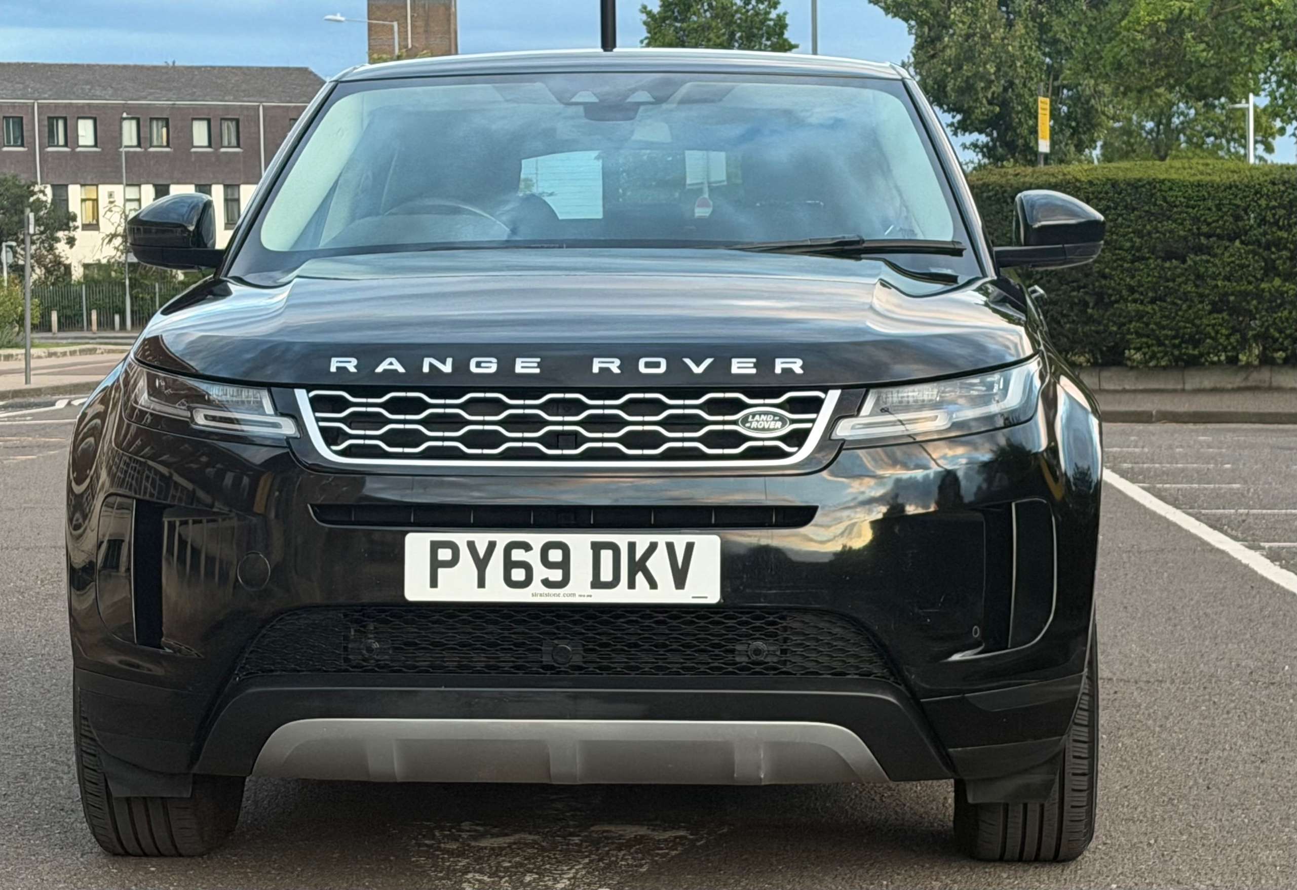 A 2019 LAND ROVER RANGE ROVER EVOQUE 2.0 D180 SUV 5dr Diesel Auto 4WD Euro 6 (s/s) (180 ps) A 2019 LAND ROVER RANGE ROVER EVOQUE 2.0 D180 SUV 5dr Diesel Auto 4WD Euro 6 (s/s) (180 ps)
