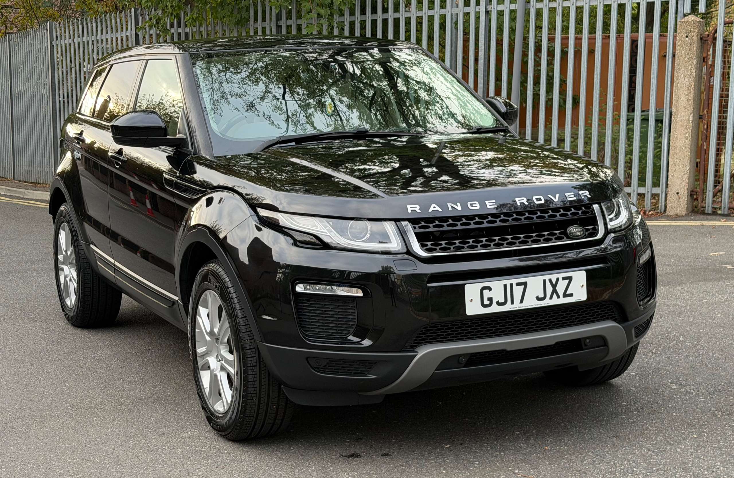 A 2017 LAND ROVER RANGE ROVER EVOQUE 2.0 TD4 SE Tech SUV 5dr Diesel Auto 4WD Euro 6 (s/s) (180 ps) A 2017 LAND ROVER RANGE ROVER EVOQUE 2.0 TD4 SE Tech SUV 5dr Diesel Auto 4WD Euro 6 (s/s) (180 ps)