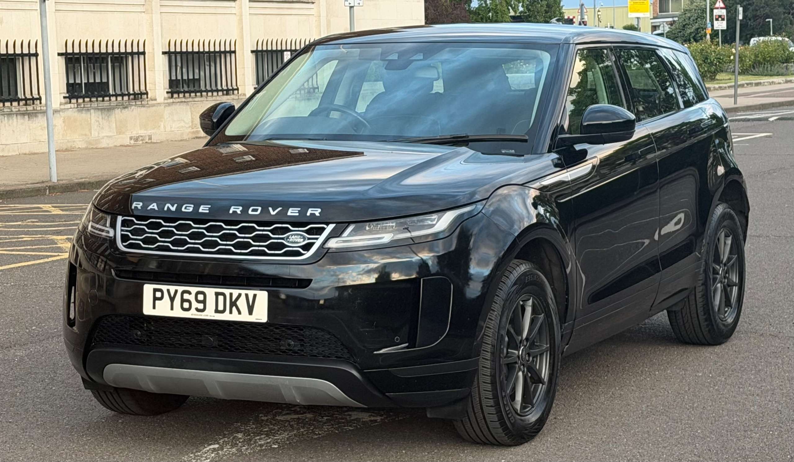 A 2019 LAND ROVER RANGE ROVER EVOQUE 2.0 D180 SUV 5dr Diesel Auto 4WD Euro 6 (s/s) (180 ps) A 2019 LAND ROVER RANGE ROVER EVOQUE 2.0 D180 SUV 5dr Diesel Auto 4WD Euro 6 (s/s) (180 ps)