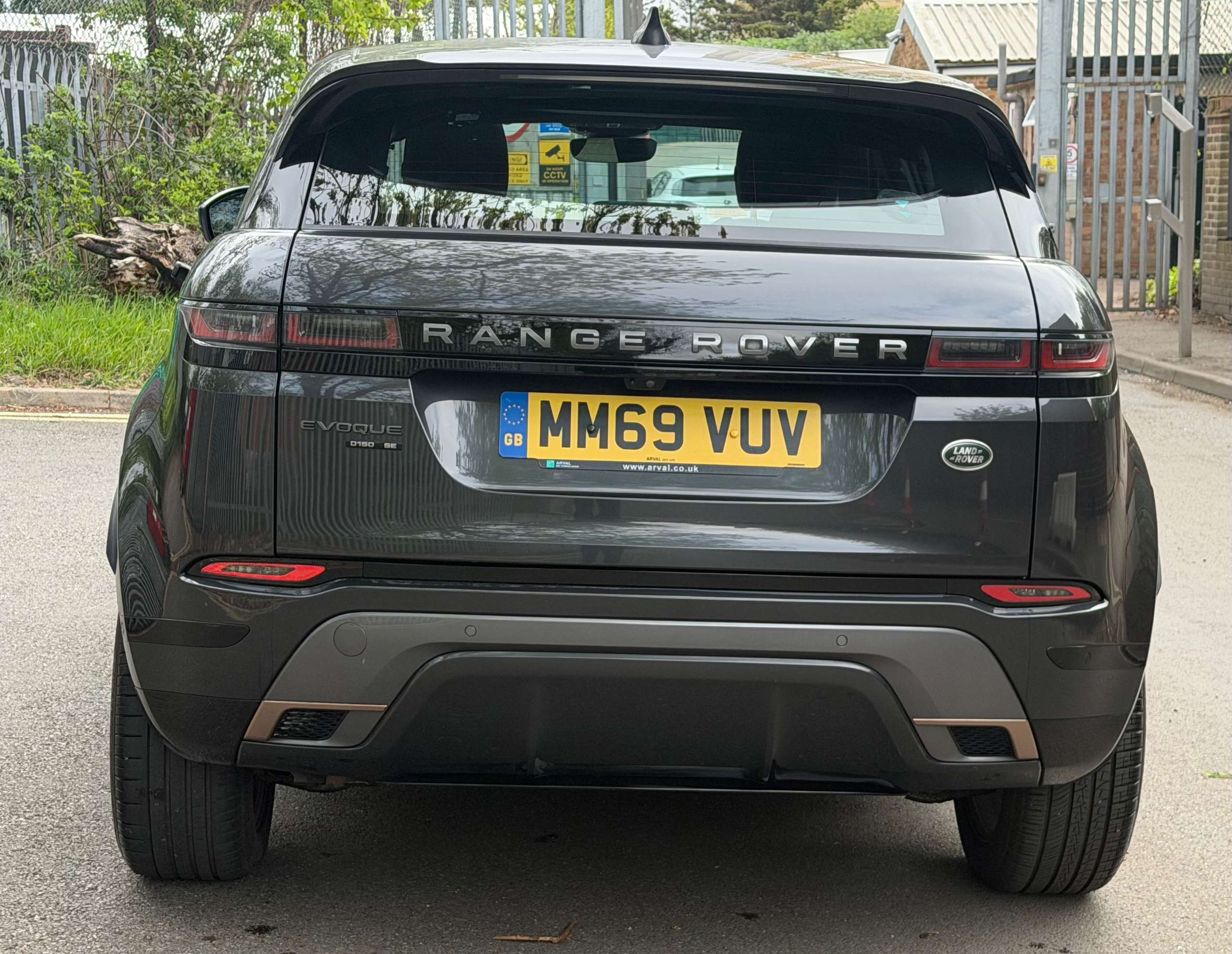 A 2020 LAND ROVER RANGE ROVER EVOQUE 2.0 D150 R-Dynamic SE SUV 5dr Diesel Auto 4WD Euro 6 (s/s) (150 ps) A 2020 LAND ROVER RANGE ROVER EVOQUE 2.0 D150 R-Dynamic SE SUV 5dr Diesel Auto 4WD Euro 6 (s/s) (150 ps)