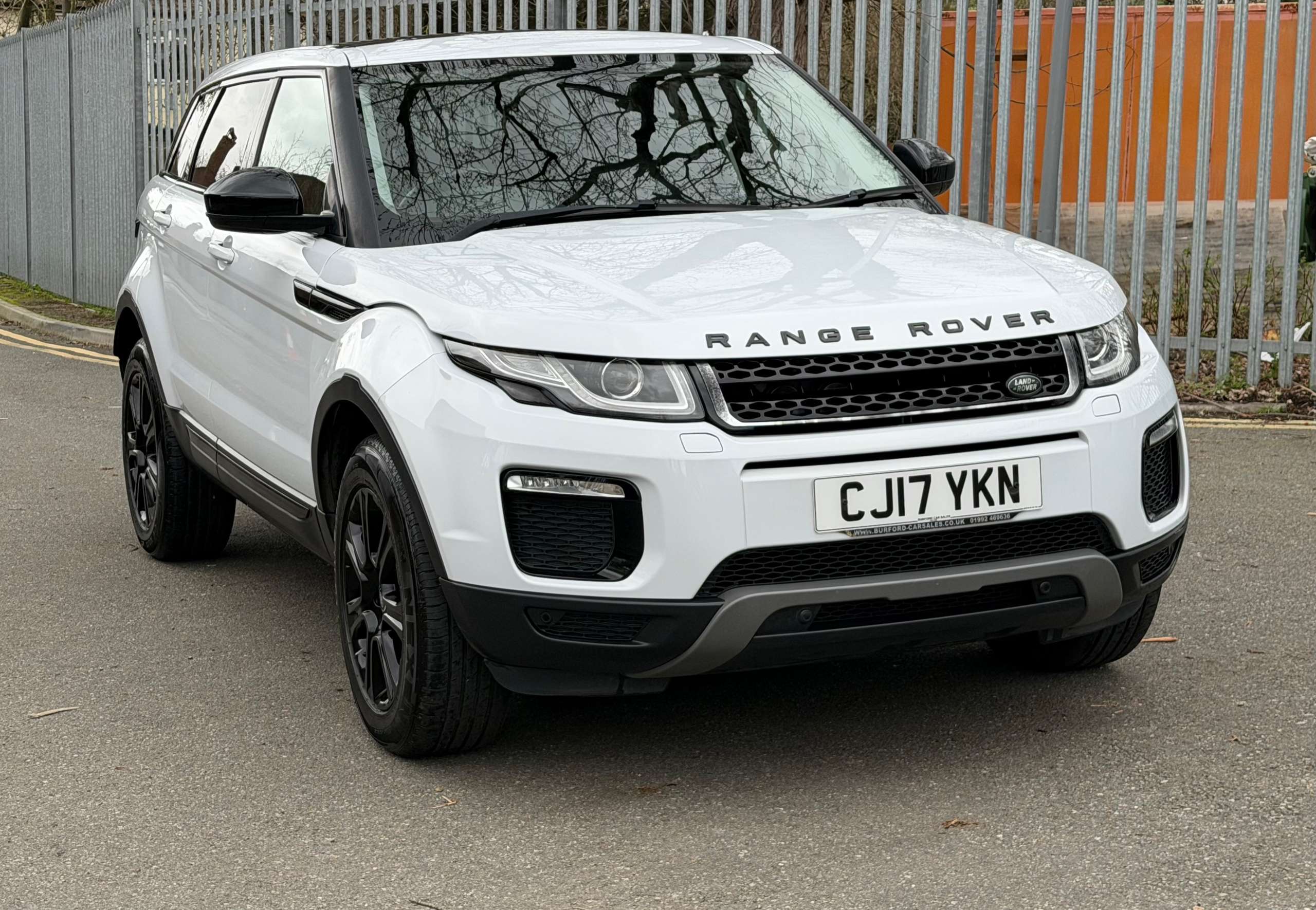 A 2017 LAND ROVER RANGE ROVER EVOQUE 2.0 TD4 SE Tech SUV 5dr Diesel Auto 4WD Euro 6 (s/s) (180 ps) A 2017 LAND ROVER RANGE ROVER EVOQUE 2.0 TD4 SE Tech SUV 5dr Diesel Auto 4WD Euro 6 (s/s) (180 ps)