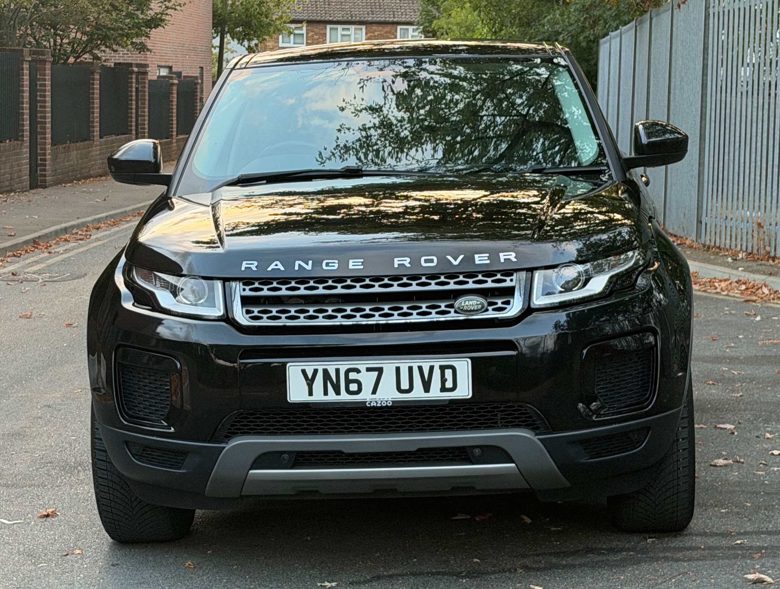 A 2017 LAND ROVER RANGE ROVER EVOQUE TD4 SE A 2017 LAND ROVER RANGE ROVER EVOQUE TD4 SE