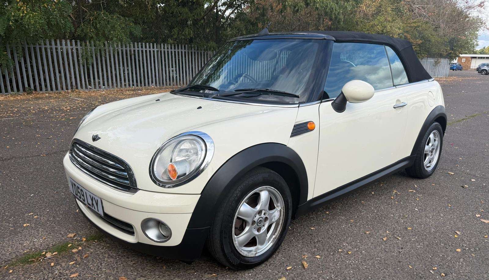 A 2009 MINI CONVERTIBLE 1.6 Cooper Convertible 2dr Petrol Manual Euro 4 (120 ps) A 2009 MINI CONVERTIBLE 1.6 Cooper Convertible 2dr Petrol Manual Euro 4 (120 ps)