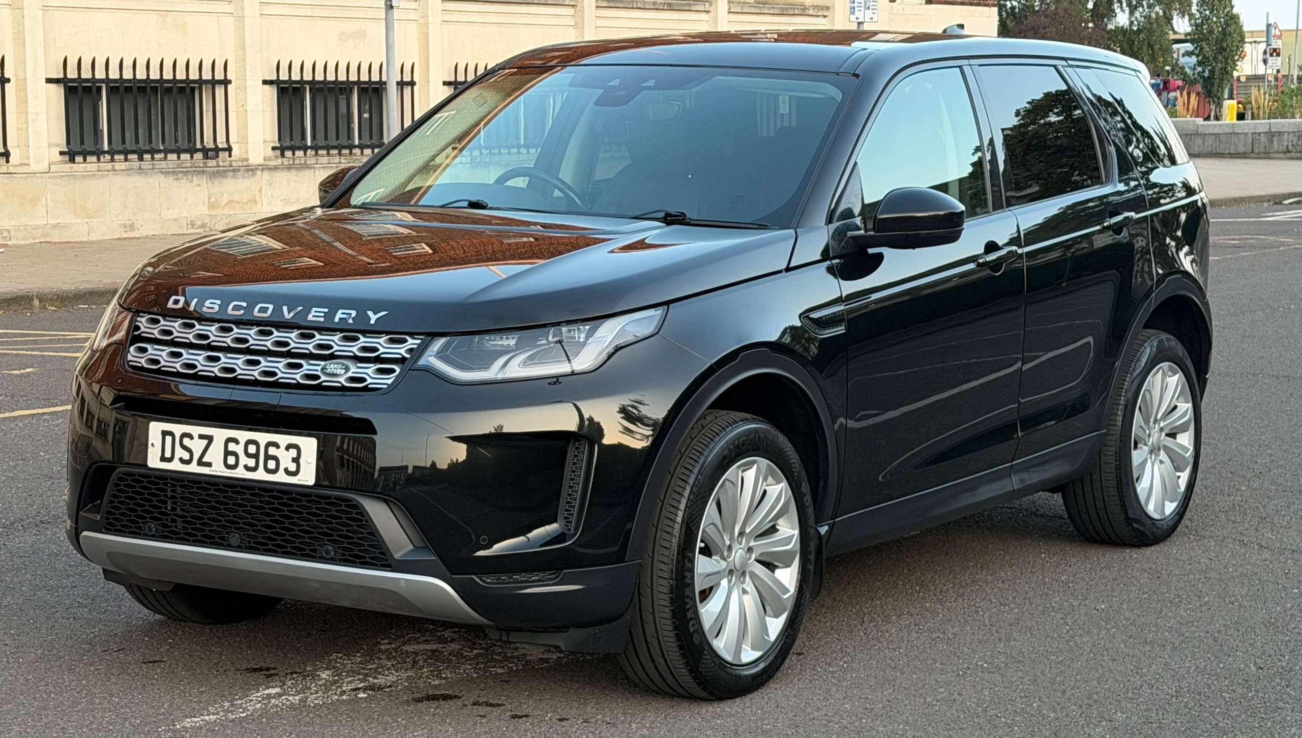 A 2019 LAND ROVER DISCOVERY SPORT 2.0 D180 MHEV SE SUV 5dr Diesel Auto 4WD Euro 6 (s/s) (180 ps) A 2019 LAND ROVER DISCOVERY SPORT 2.0 D180 MHEV SE SUV 5dr Diesel Auto 4WD Euro 6 (s/s) (180 ps)