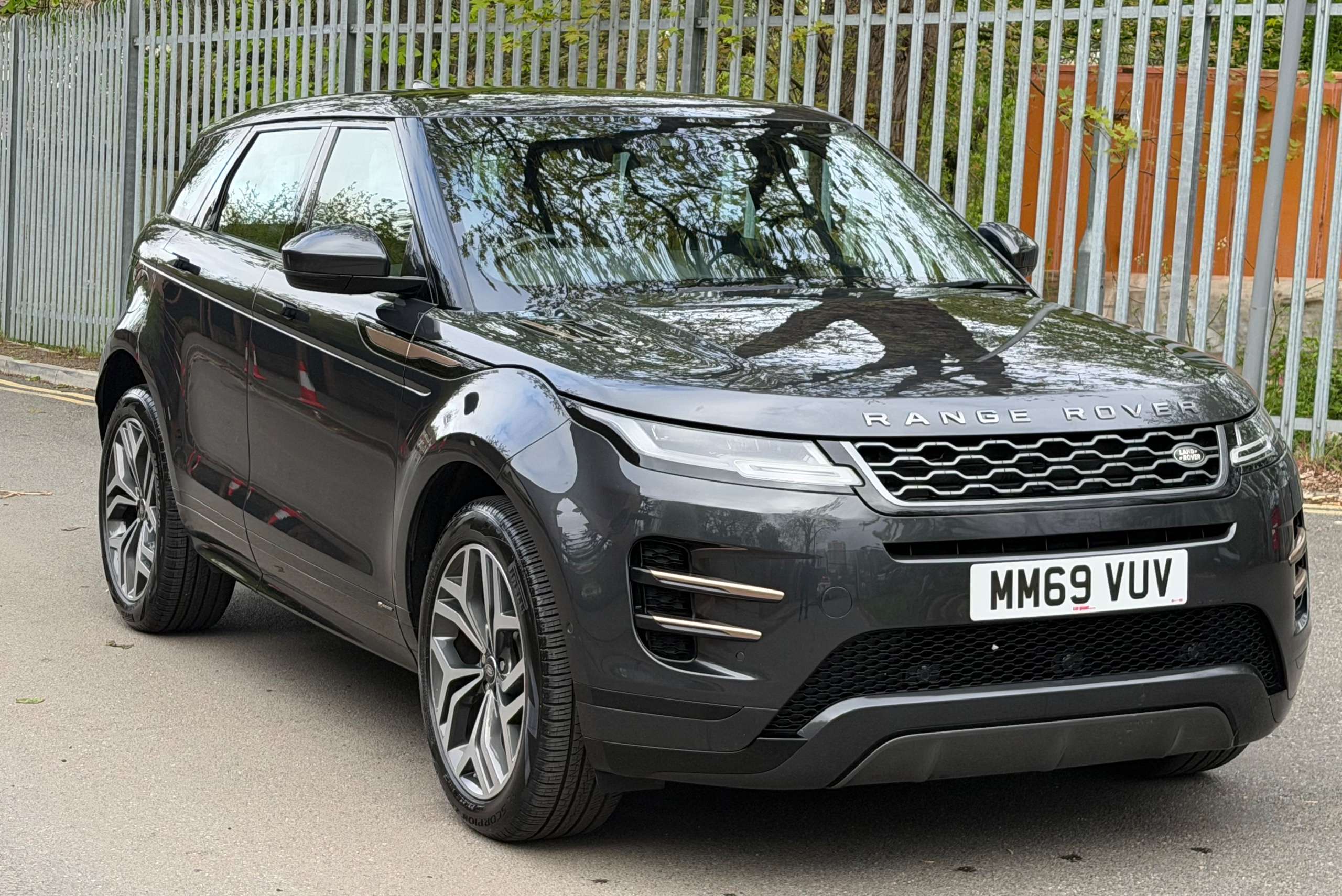 A 2020 LAND ROVER RANGE ROVER EVOQUE 2.0 D150 R-Dynamic SE SUV 5dr Diesel Auto 4WD Euro 6 (s/s) (150 ps) A 2020 LAND ROVER RANGE ROVER EVOQUE 2.0 D150 R-Dynamic SE SUV 5dr Diesel Auto 4WD Euro 6 (s/s) (150 ps)