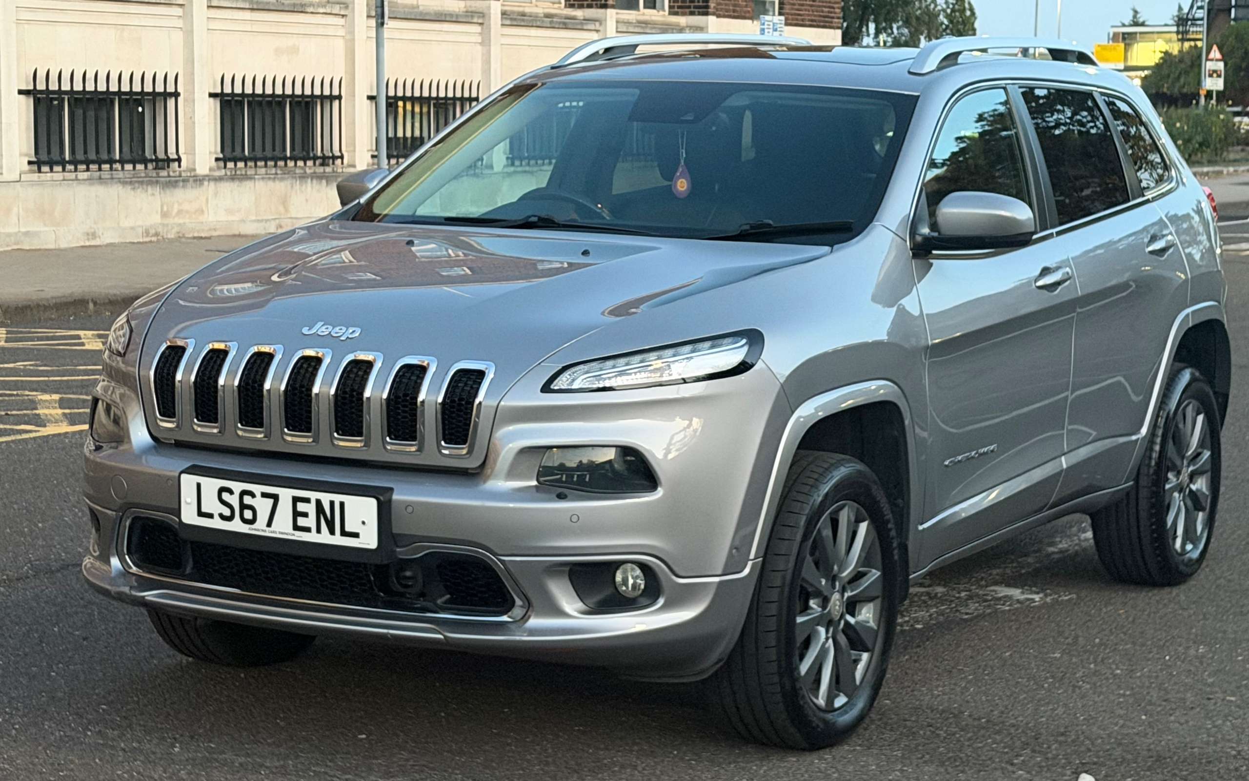 A 2017 JEEP CHEROKEE 2.2 MultiJetII Overland SUV 5dr Diesel Auto 4WD Euro 6 (s/s) (200 ps) A 2017 JEEP CHEROKEE 2.2 MultiJetII Overland SUV 5dr Diesel Auto 4WD Euro 6 (s/s) (200 ps)