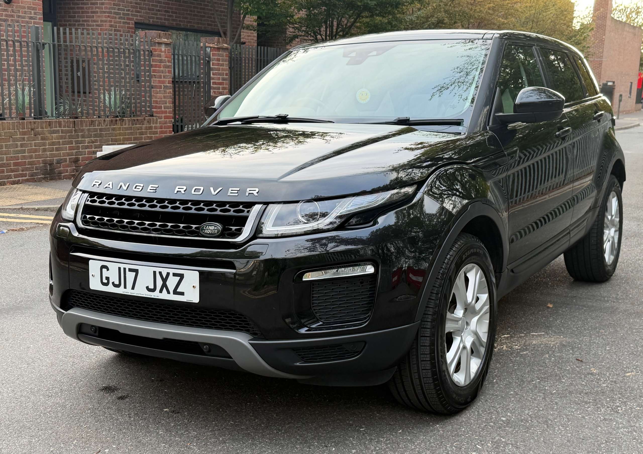 A 2017 LAND ROVER RANGE ROVER EVOQUE 2.0 TD4 SE Tech SUV 5dr Diesel Auto 4WD Euro 6 (s/s) (180 ps) A 2017 LAND ROVER RANGE ROVER EVOQUE 2.0 TD4 SE Tech SUV 5dr Diesel Auto 4WD Euro 6 (s/s) (180 ps)