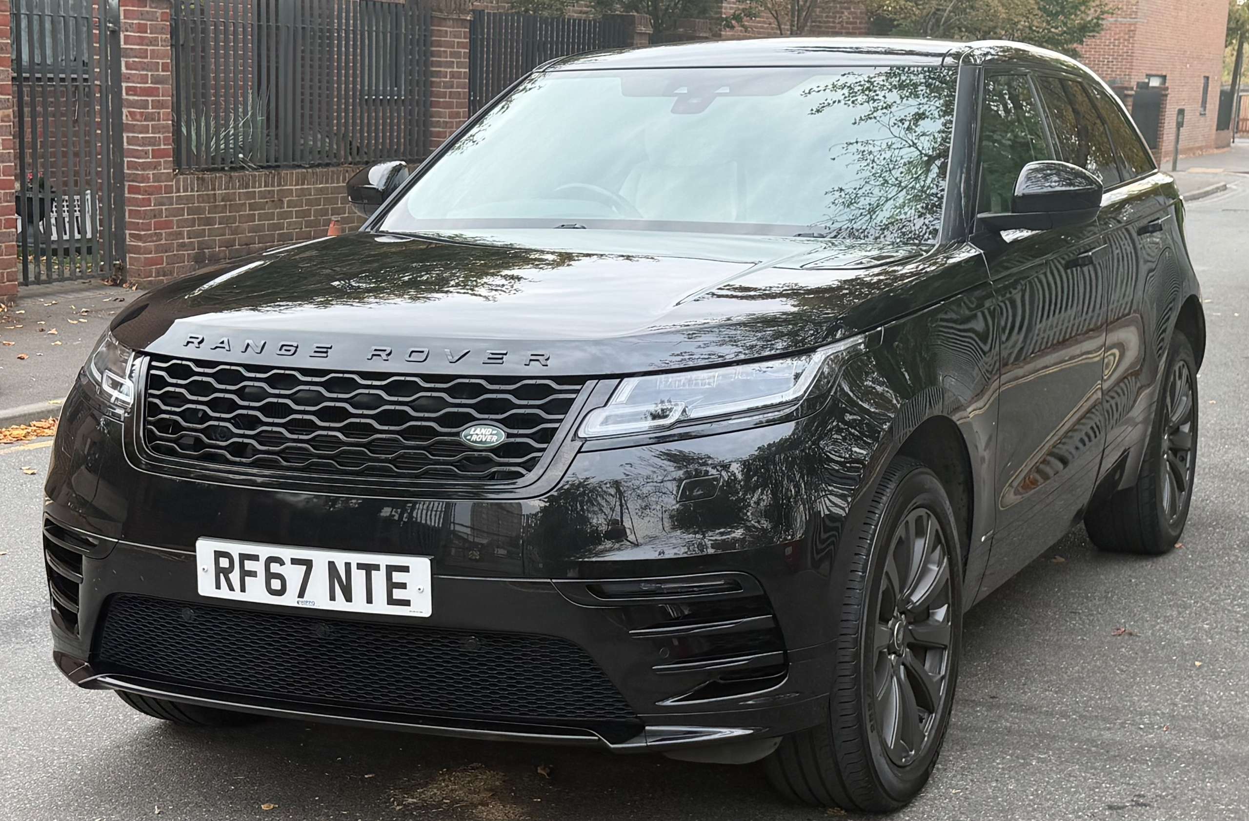 A 2018 LAND ROVER RANGE ROVER VELAR 2.0 D240 R-Dynamic S SUV 5dr Diesel Auto 4WD Euro 6 (s/s) (240 ps) A 2018 LAND ROVER RANGE ROVER VELAR 2.0 D240 R-Dynamic S SUV 5dr Diesel Auto 4WD Euro 6 (s/s) (240 ps)