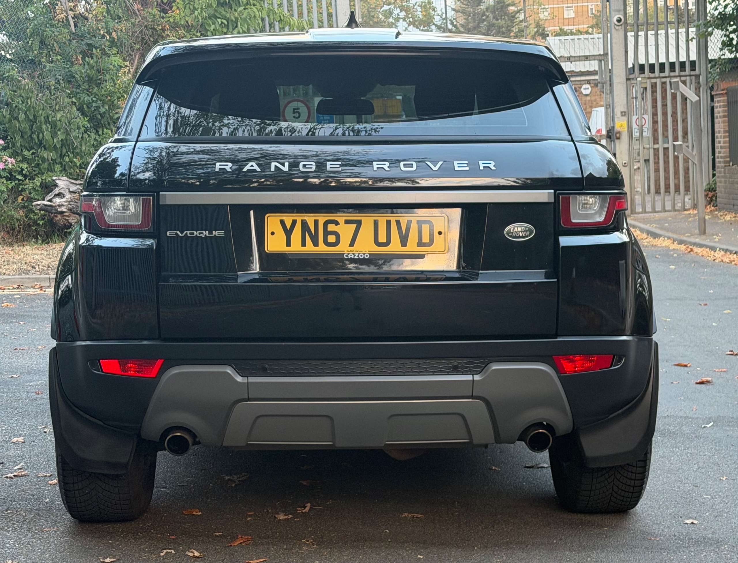 A 2017 LAND ROVER RANGE ROVER EVOQUE TD4 SE A 2017 LAND ROVER RANGE ROVER EVOQUE TD4 SE