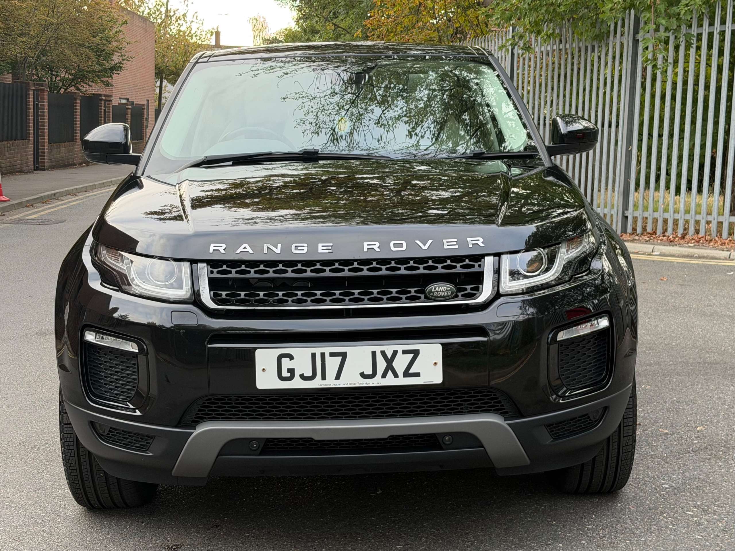 A 2017 LAND ROVER RANGE ROVER EVOQUE 2.0 TD4 SE Tech SUV 5dr Diesel Auto 4WD Euro 6 (s/s) (180 ps) A 2017 LAND ROVER RANGE ROVER EVOQUE 2.0 TD4 SE Tech SUV 5dr Diesel Auto 4WD Euro 6 (s/s) (180 ps)