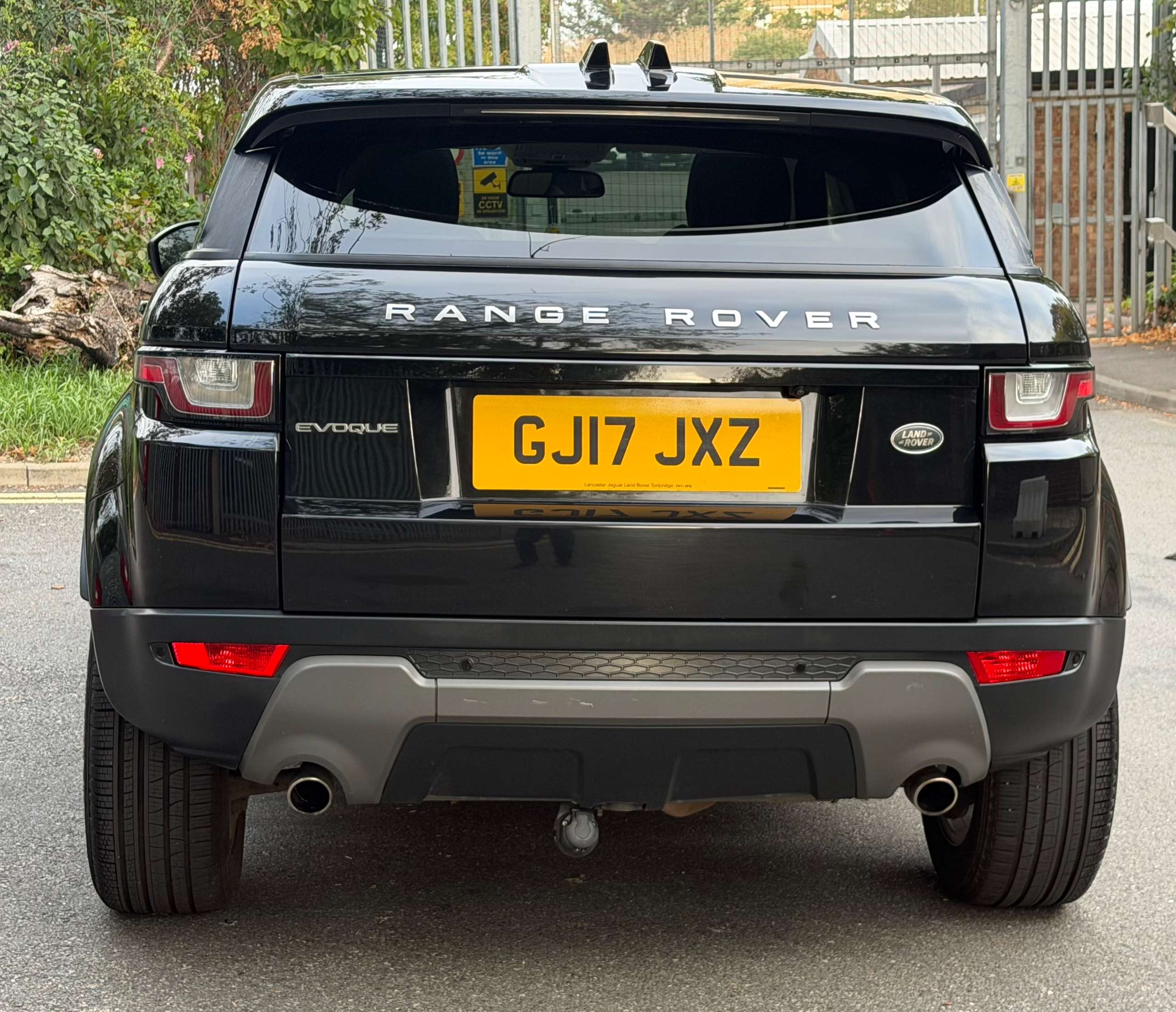 A 2017 LAND ROVER RANGE ROVER EVOQUE 2.0 TD4 SE Tech SUV 5dr Diesel Auto 4WD Euro 6 (s/s) (180 ps) A 2017 LAND ROVER RANGE ROVER EVOQUE 2.0 TD4 SE Tech SUV 5dr Diesel Auto 4WD Euro 6 (s/s) (180 ps)