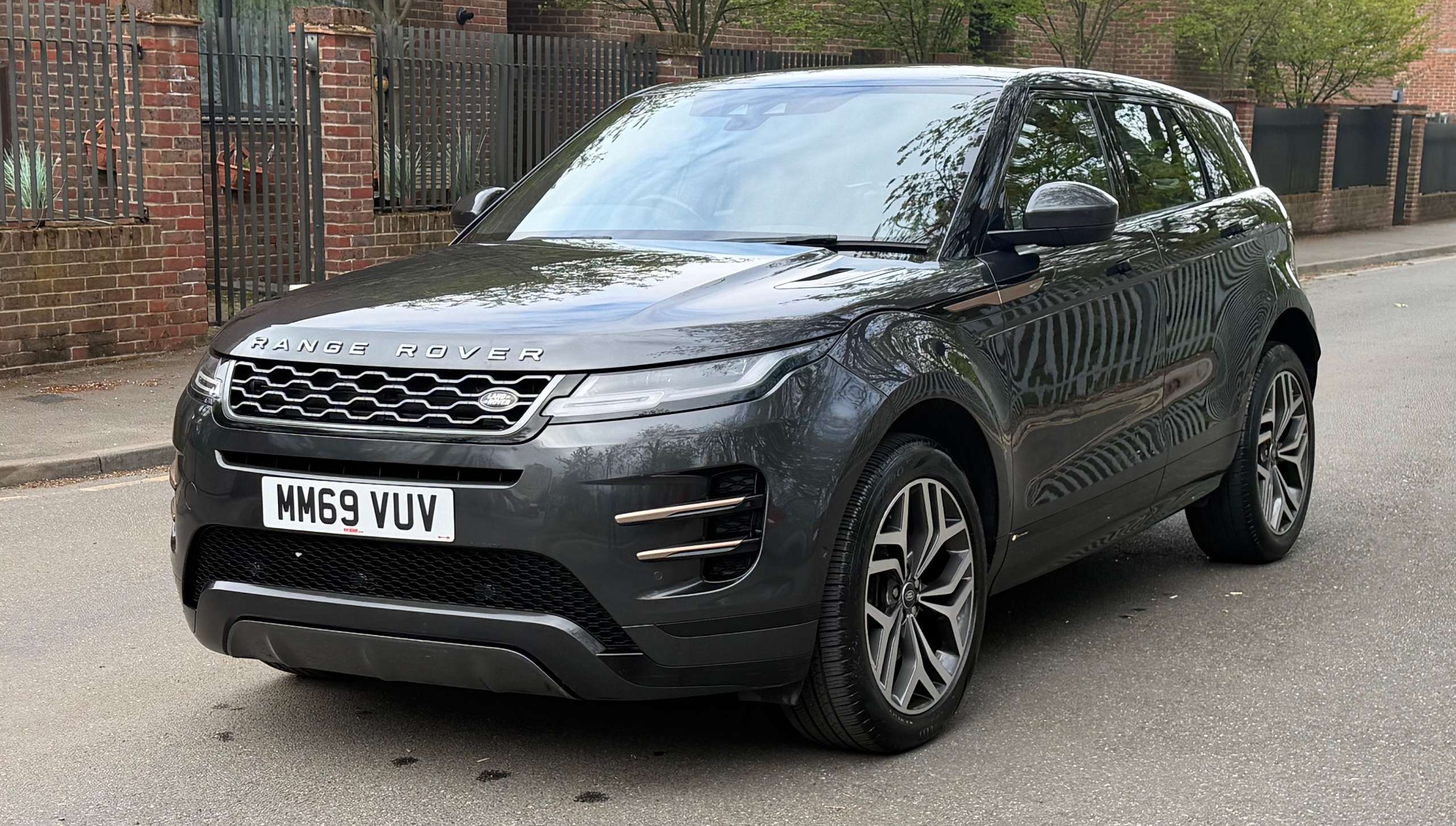 A 2020 LAND ROVER RANGE ROVER EVOQUE 2.0 D150 R-Dynamic SE SUV 5dr Diesel Auto 4WD Euro 6 (s/s) (150 ps) A 2020 LAND ROVER RANGE ROVER EVOQUE 2.0 D150 R-Dynamic SE SUV 5dr Diesel Auto 4WD Euro 6 (s/s) (150 ps)