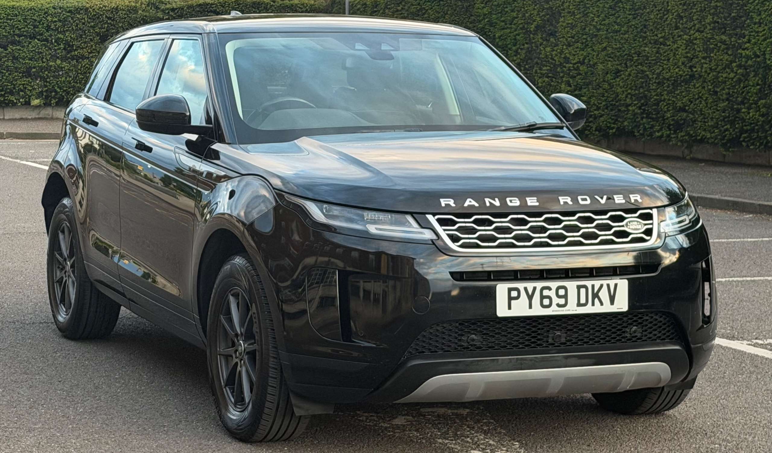 A 2019 LAND ROVER RANGE ROVER EVOQUE 2.0 D180 SUV 5dr Diesel Auto 4WD Euro 6 (s/s) (180 ps) A 2019 LAND ROVER RANGE ROVER EVOQUE 2.0 D180 SUV 5dr Diesel Auto 4WD Euro 6 (s/s) (180 ps)